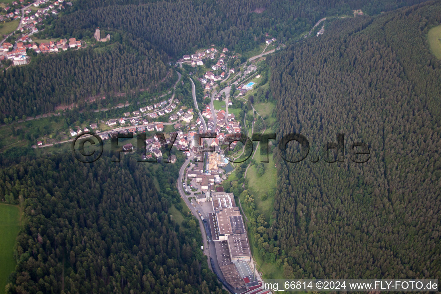 Luftbild von Teinacher Mineralwasser im Ortsteil Bad Teinach in Bad Teinach-Zavelstein im Bundesland Baden-Württemberg, Deutschland