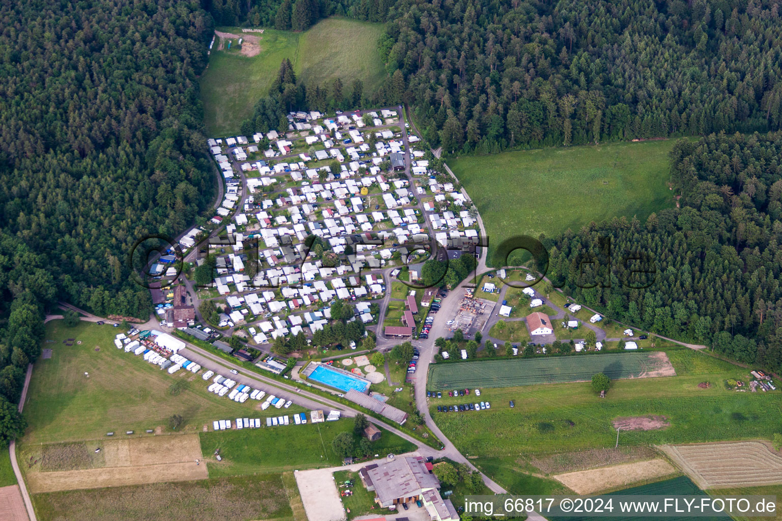 Wohnwagen und Zelte- Campingplatz - und Zeltplatz Camping Erbenwald im Ortsteil Bad Teinach in Neubulach im Bundesland Baden-Württemberg, Deutschland