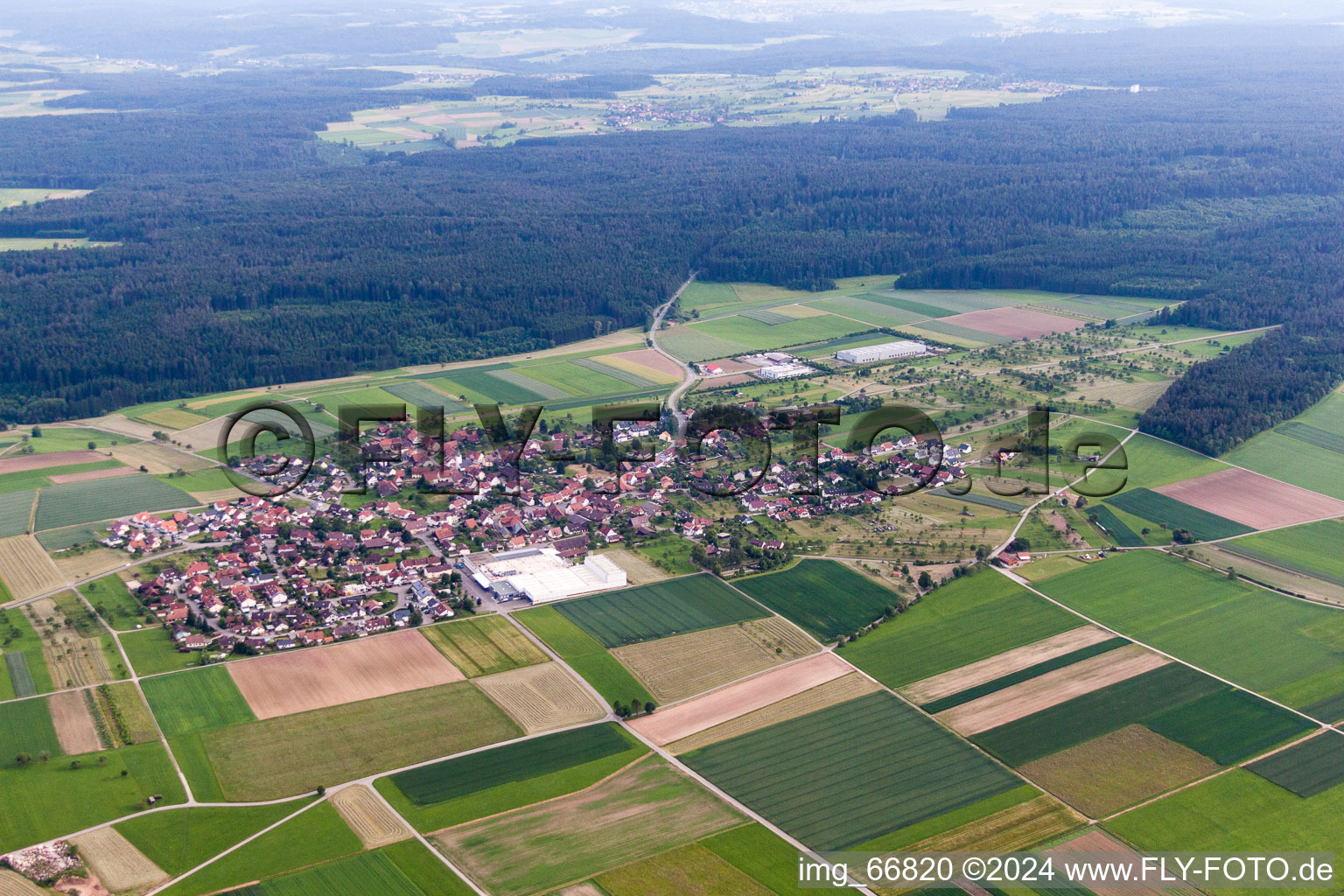 Dorf - Ansicht am Rande von landwirtschaftlichen Feldern und Nutzflächen im Ortsteil Oberhaugstett in Neubulach im Bundesland Baden-Württemberg, Deutschland