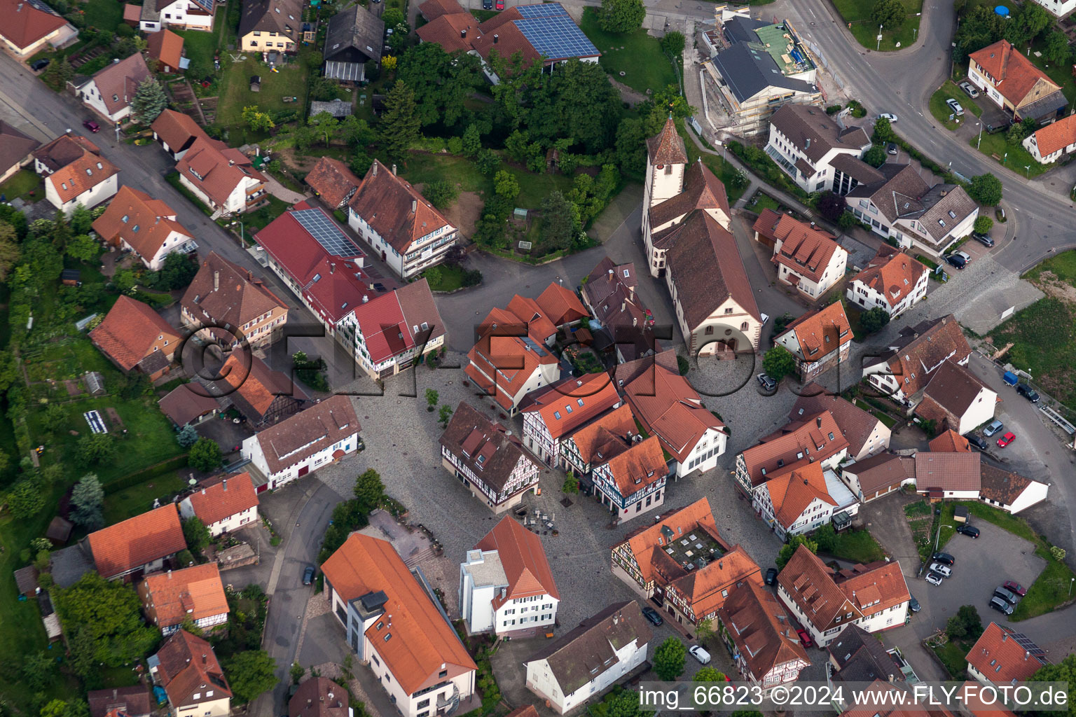 Ortsansicht der Straßen und Häuser der Wohngebiete in Neubulach im Bundesland Baden-Württemberg, Deutschland
