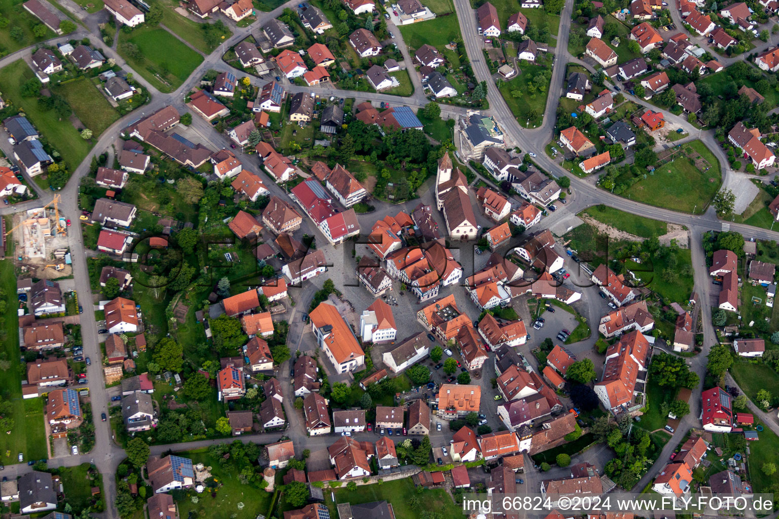 Luftbild von Ortsansicht der Straßen und Häuser der Wohngebiete in Neubulach im Bundesland Baden-Württemberg, Deutschland