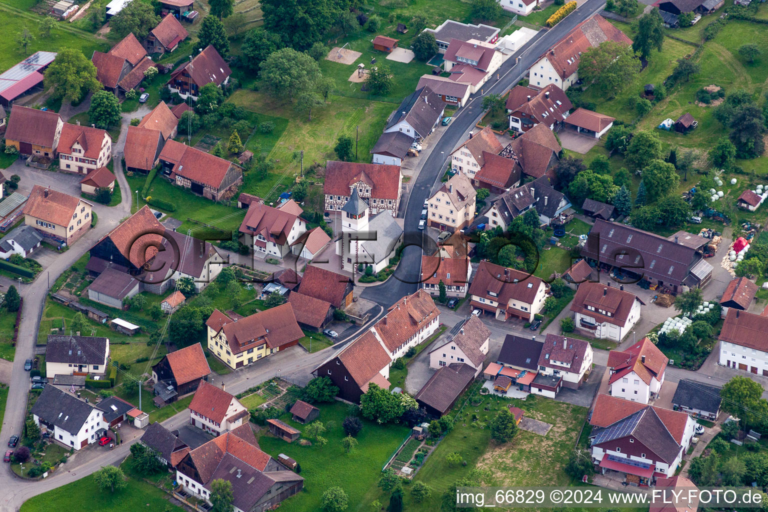 Luftaufnahme von Ortsansicht der Straßen und Häuser der Wohngebiete in Neubulach im Bundesland Baden-Württemberg, Deutschland