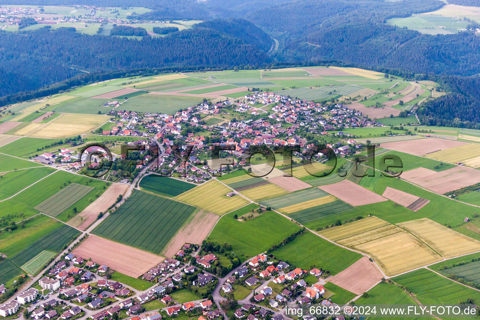 Dorf - Ansicht am Rande von landwirtschaftlichen Feldern und Nutzflächen im Ortsteil Altbulach in Neubulach im Bundesland Baden-Württemberg, Deutschland
