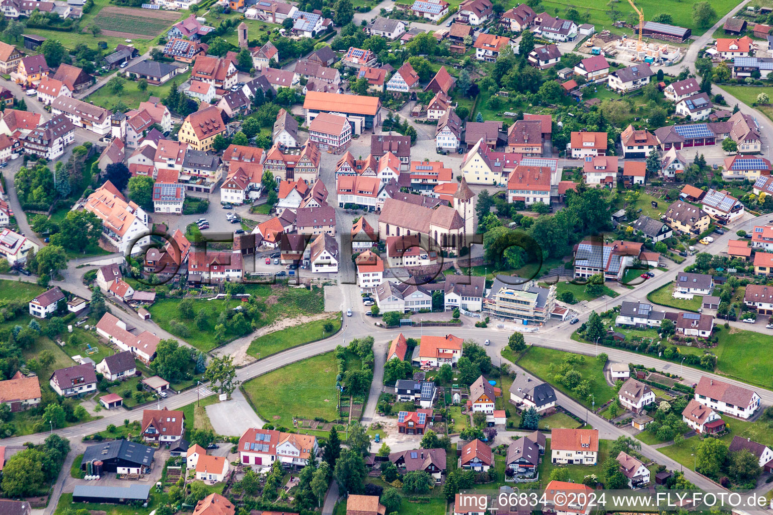 Dorf - Ansicht im Ortsteil Altbulach in Neubulach im Bundesland Baden-Württemberg, Deutschland