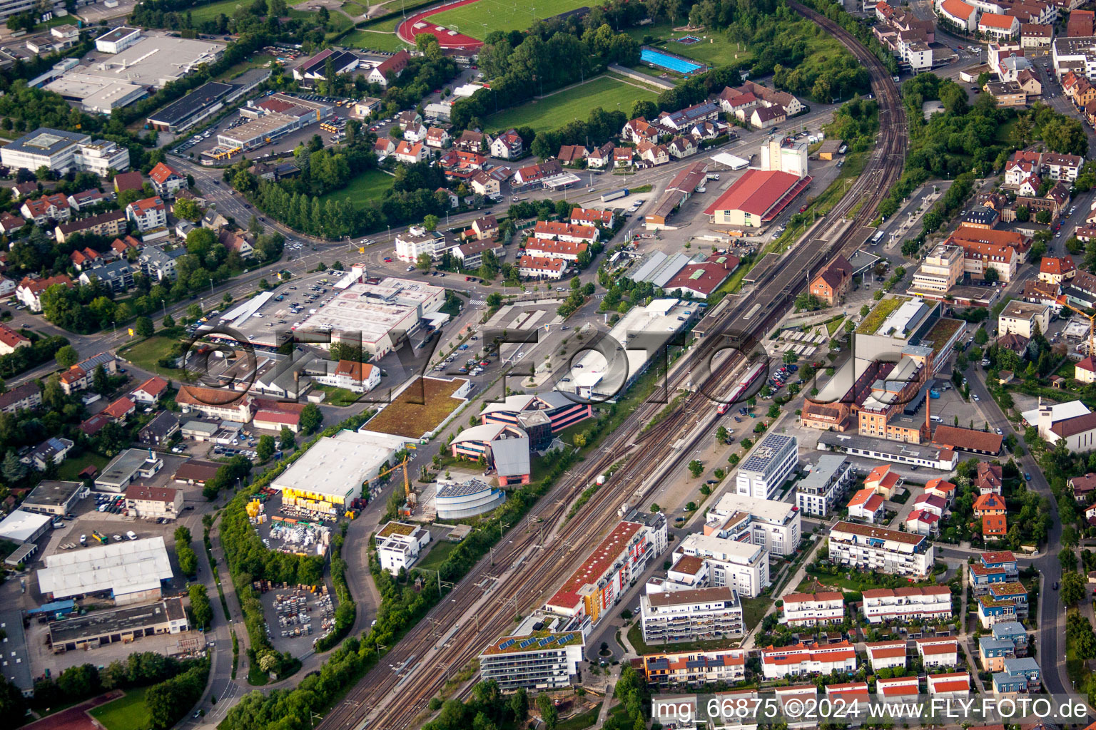 Luftbild von Bahnhofsgebäude und Gleisanlagen des S-Bahnhofes Herrenberg mit UDG Herrenberg GmbH und Steinbeis-Hochschule Berlin in Herrenberg im Bundesland Baden-Württemberg, Deutschland