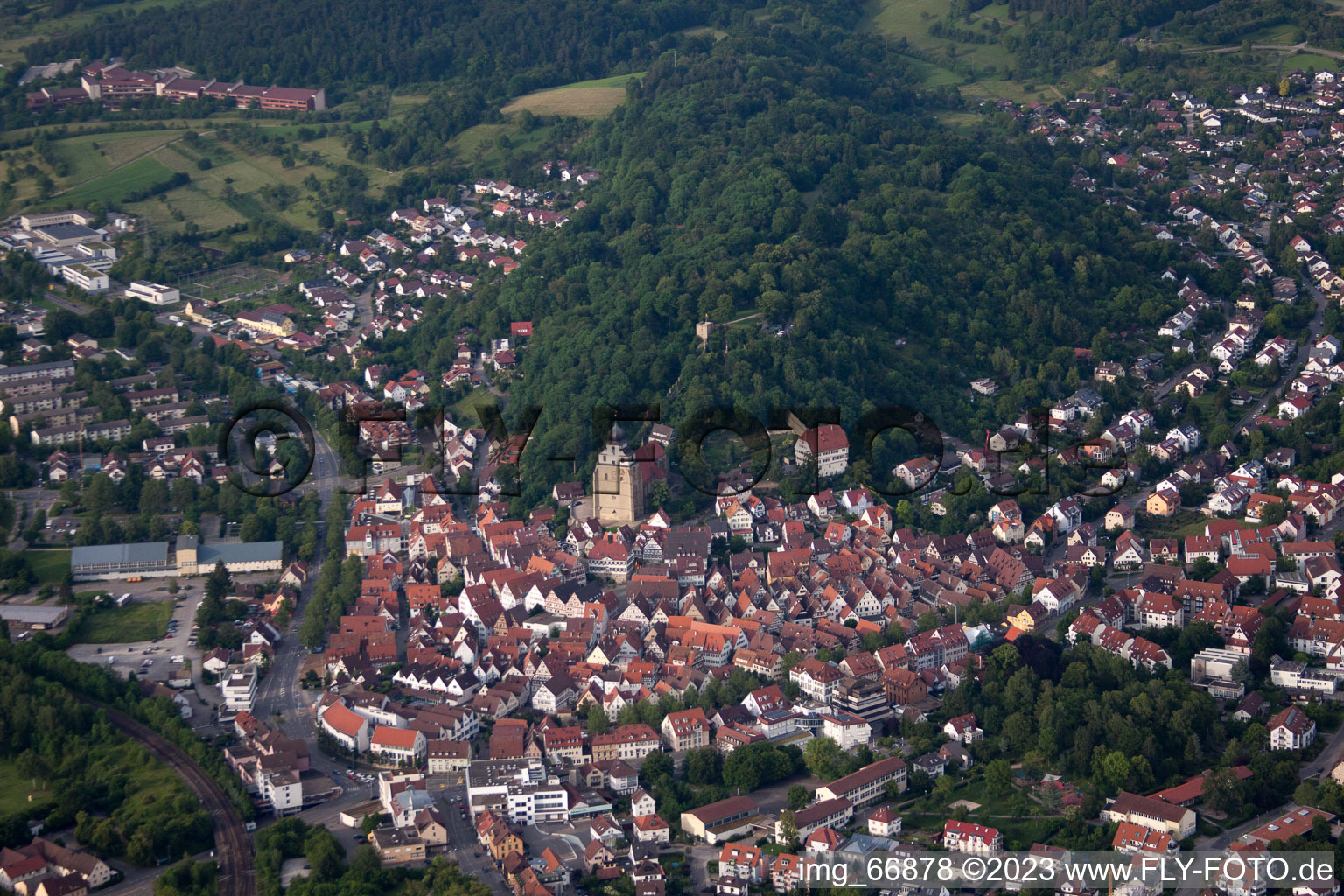 Luftbild von Historische Altstadt mit Stiftskirche in Herrenberg im Bundesland Baden-Württemberg, Deutschland