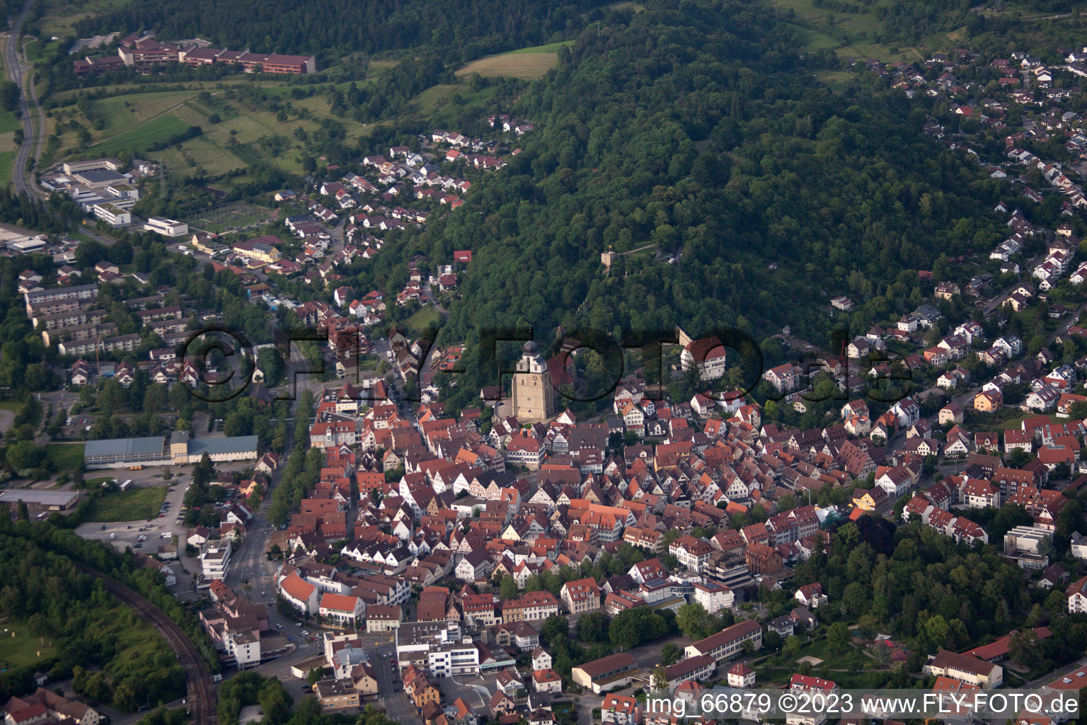 Luftaufnahme von Historische Altstadt mit Stiftskirche in Herrenberg im Bundesland Baden-Württemberg, Deutschland