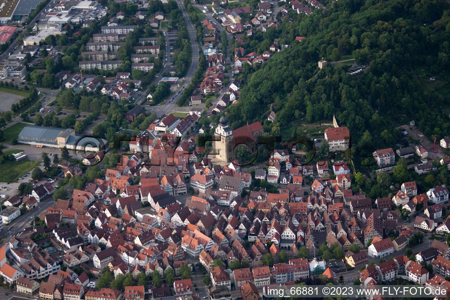 Schrägluftbild von Historische Altstadt mit Stiftskirche in Herrenberg im Bundesland Baden-Württemberg, Deutschland