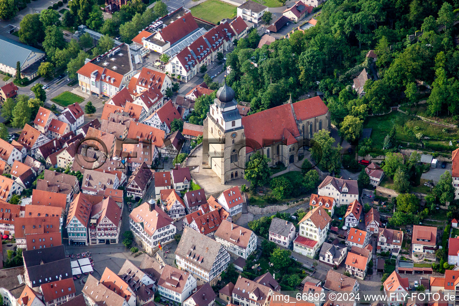 Luftbild von Kirchengebäude der Stiftskirche im Altstadt- Zentrum der Innenstadt in Herrenberg im Bundesland Baden-Württemberg, Deutschland