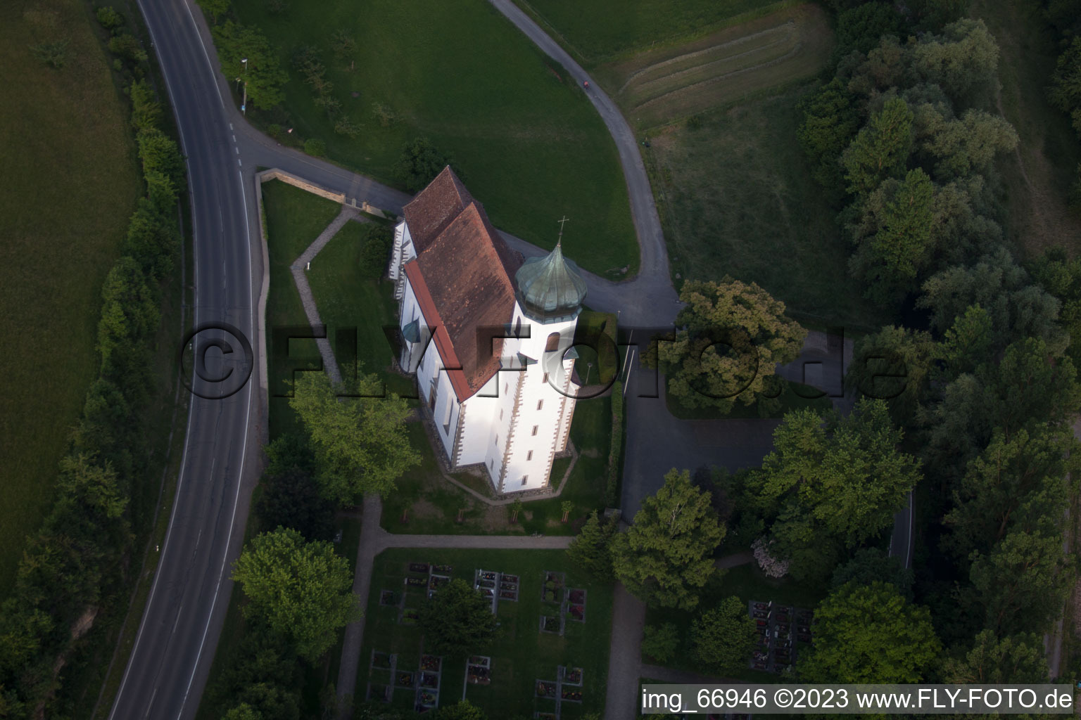 Kirchengebäude der Kapelle Poltringen in Ammerbuch im Bundesland Baden-Württemberg, Deutschland aus der Luft