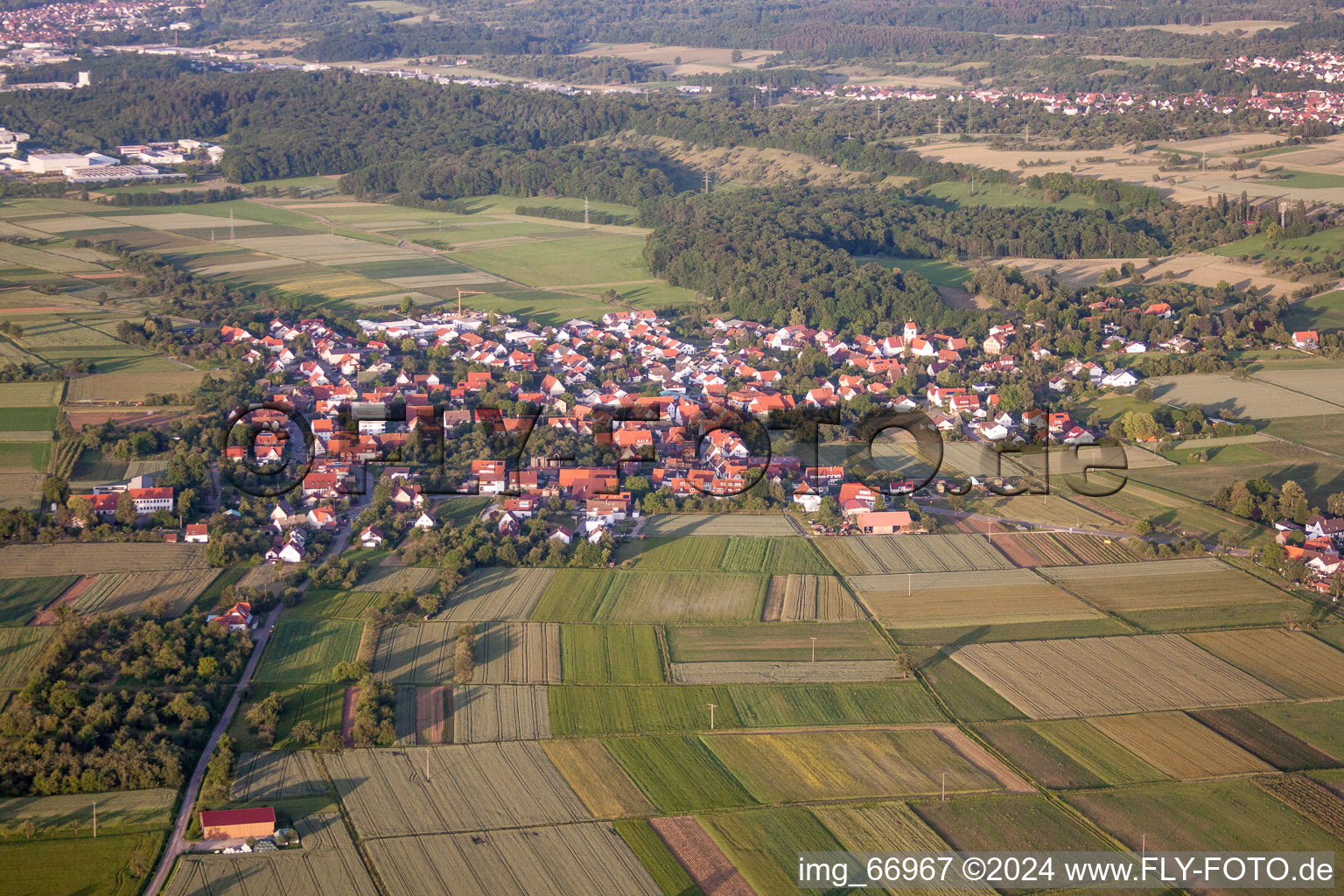 Dorf - Ansicht am Rande von landwirtschaftlichen Feldern und Nutzflächen in Mähringen im Bundesland Baden-Württemberg, Deutschland