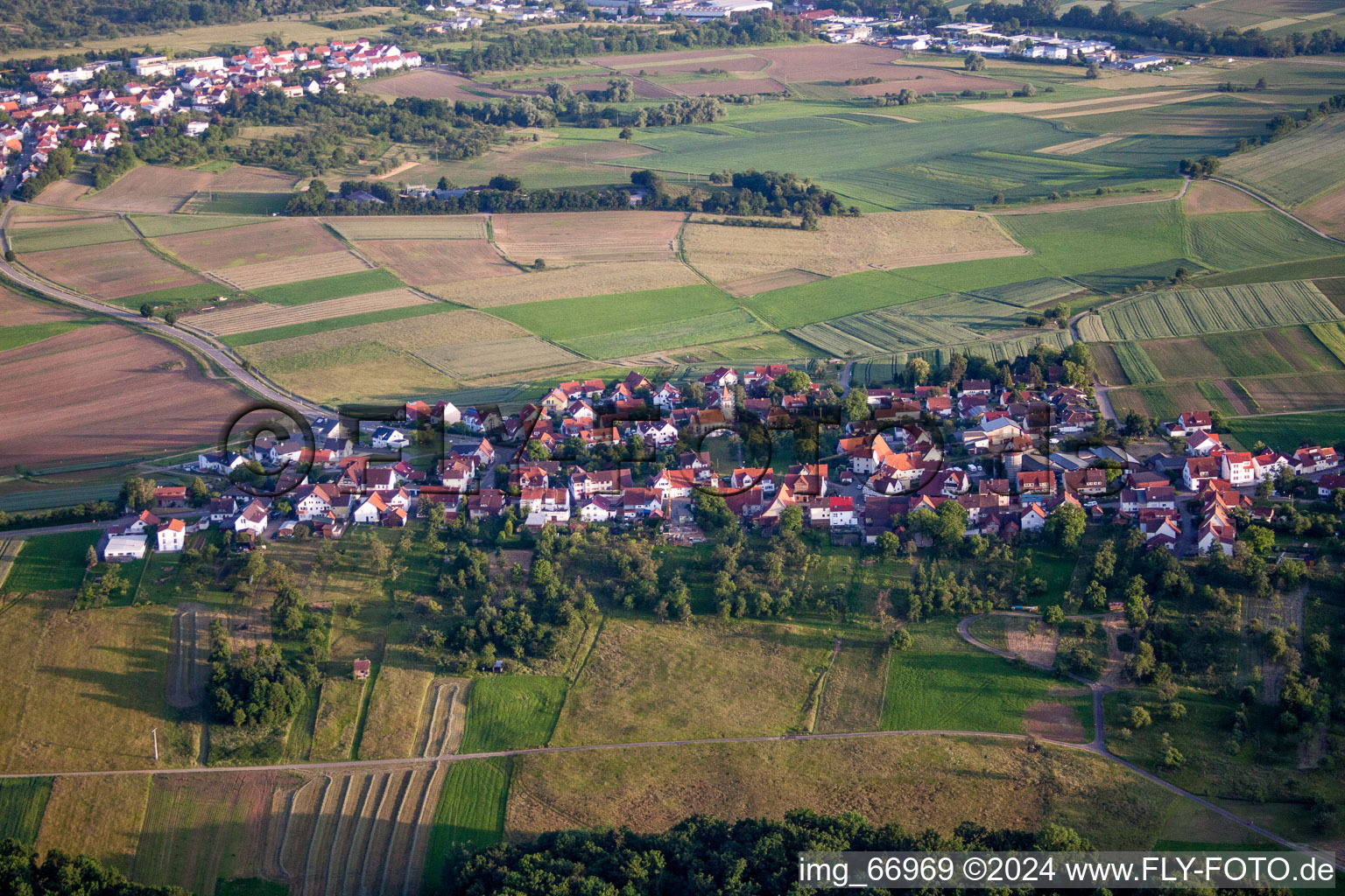 Dorf - Ansicht am Rande von landwirtschaftlichen Feldern und Nutzflächen im Ortsteil Stockach in Gomaringen im Bundesland Baden-Württemberg, Deutschland