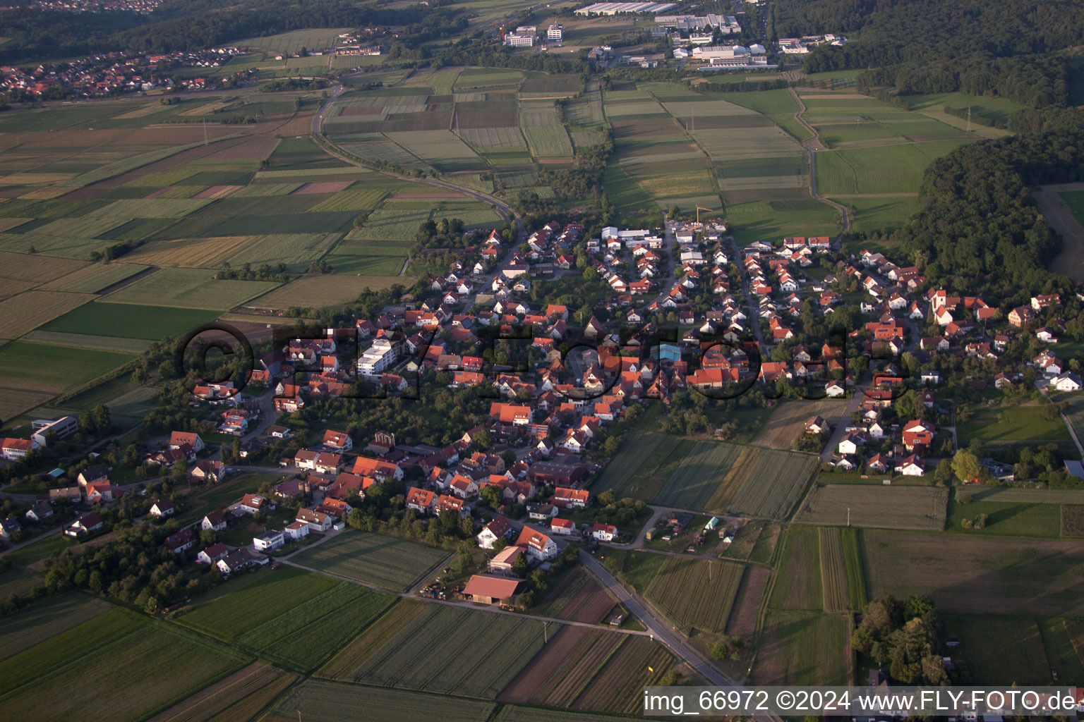Dorf - Ansicht am Rande von landwirtschaftlichen Feldern und Nutzflächen in Kusterdingen im Bundesland Baden-Württemberg, Deutschland