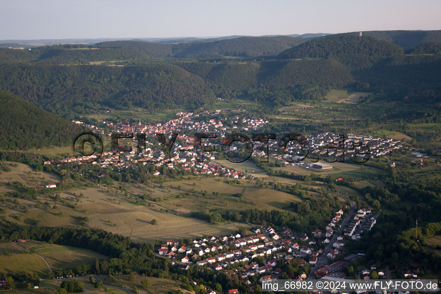 Dorf - Ansicht am Rande von landwirtschaftlichen Feldern und Nutzflächen in Reutlingen in Gönningen im Bundesland Baden-Württemberg, Deutschland