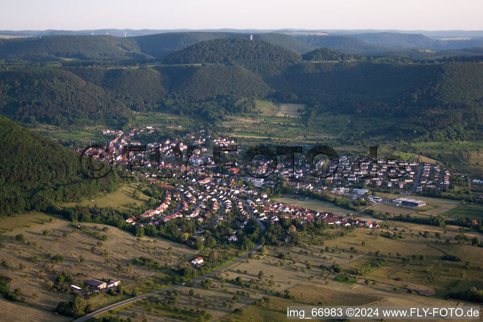 Luftbild von Dorf - Ansicht am Rande von landwirtschaftlichen Feldern und Nutzflächen in Reutlingen in Gönningen im Bundesland Baden-Württemberg, Deutschland