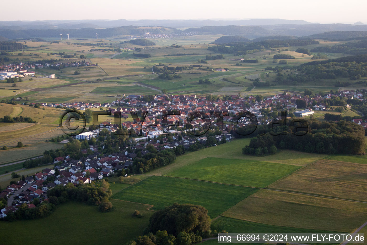 Dorf - Ansicht am Rande von landwirtschaftlichen Feldern und Nutzflächen im Ortsteil Genkingen in Sonnenbühl im Bundesland Baden-Württemberg, Deutschland