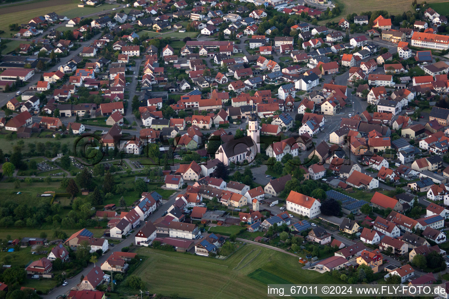 Luftbild von Ortsansicht der Straßen und Häuser der Wohngebiete im Ortsteil Großengstingen in Engstingen im Bundesland Baden-Württemberg, Deutschland