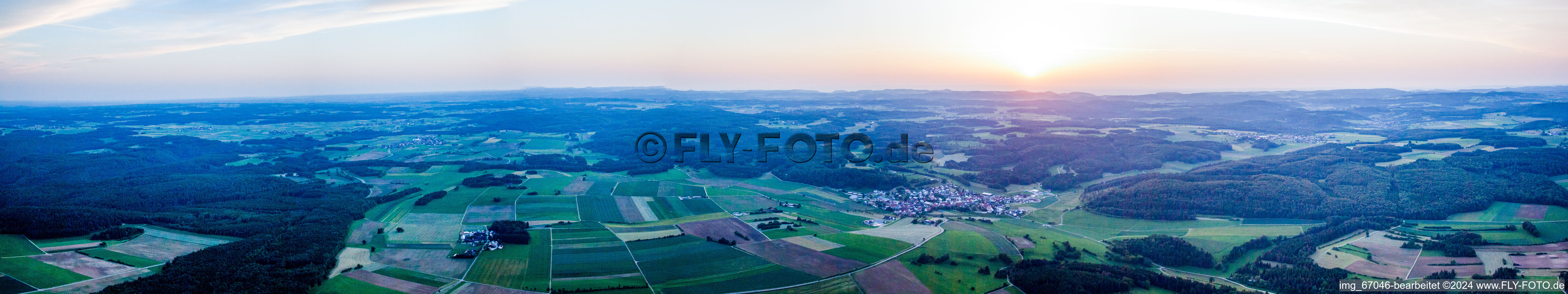 Panorama Perspektive bei Sonnenuntergang der Dorf - Ansicht am Rande von landwirtschaftlichen Feldern und Nutzflächen in Hayingen im Ortsteil Ehestetten im Bundesland Baden-Württemberg, Deutschland