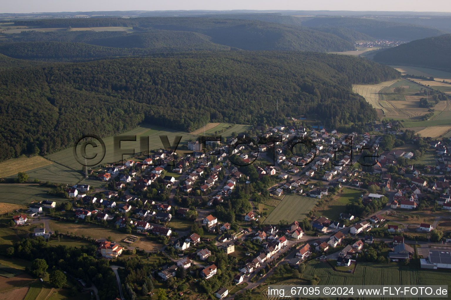 Ortsansicht der Straßen und Häuser der Wohngebiete im Ortsteil Pfraunstetten in Allmendingen im Ortsteil Kleinallmendingen im Bundesland Baden-Württemberg, Deutschland