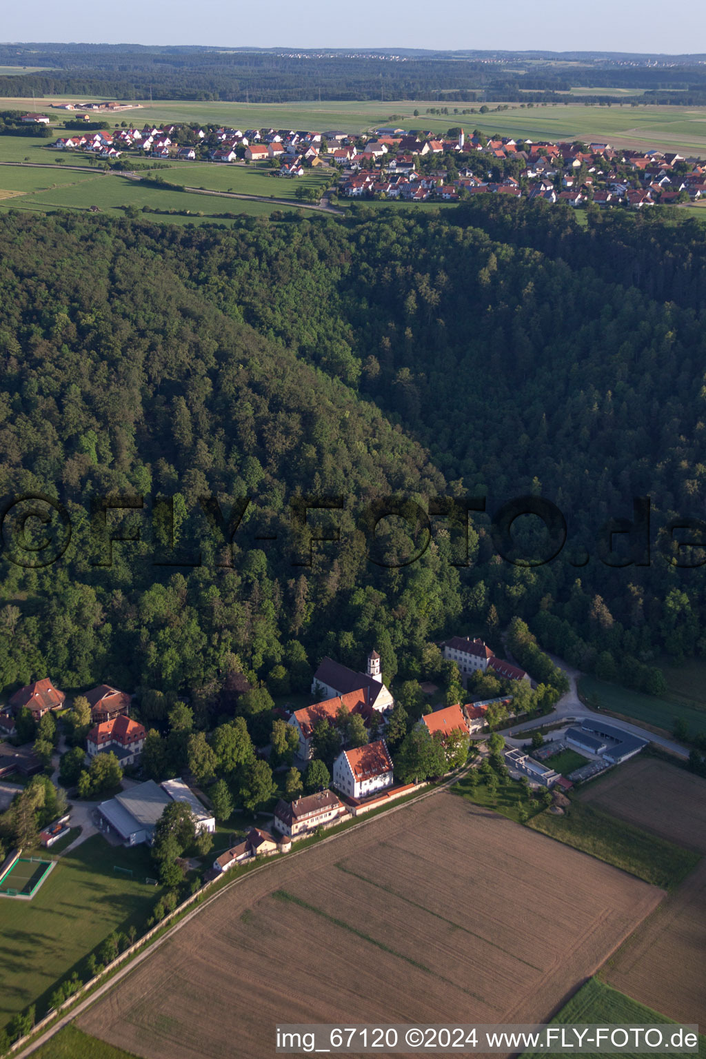 Dorf - Ansicht im Ortsteil Hausen o.U. in Schelklingen im Bundesland Baden-Württemberg, Deutschland