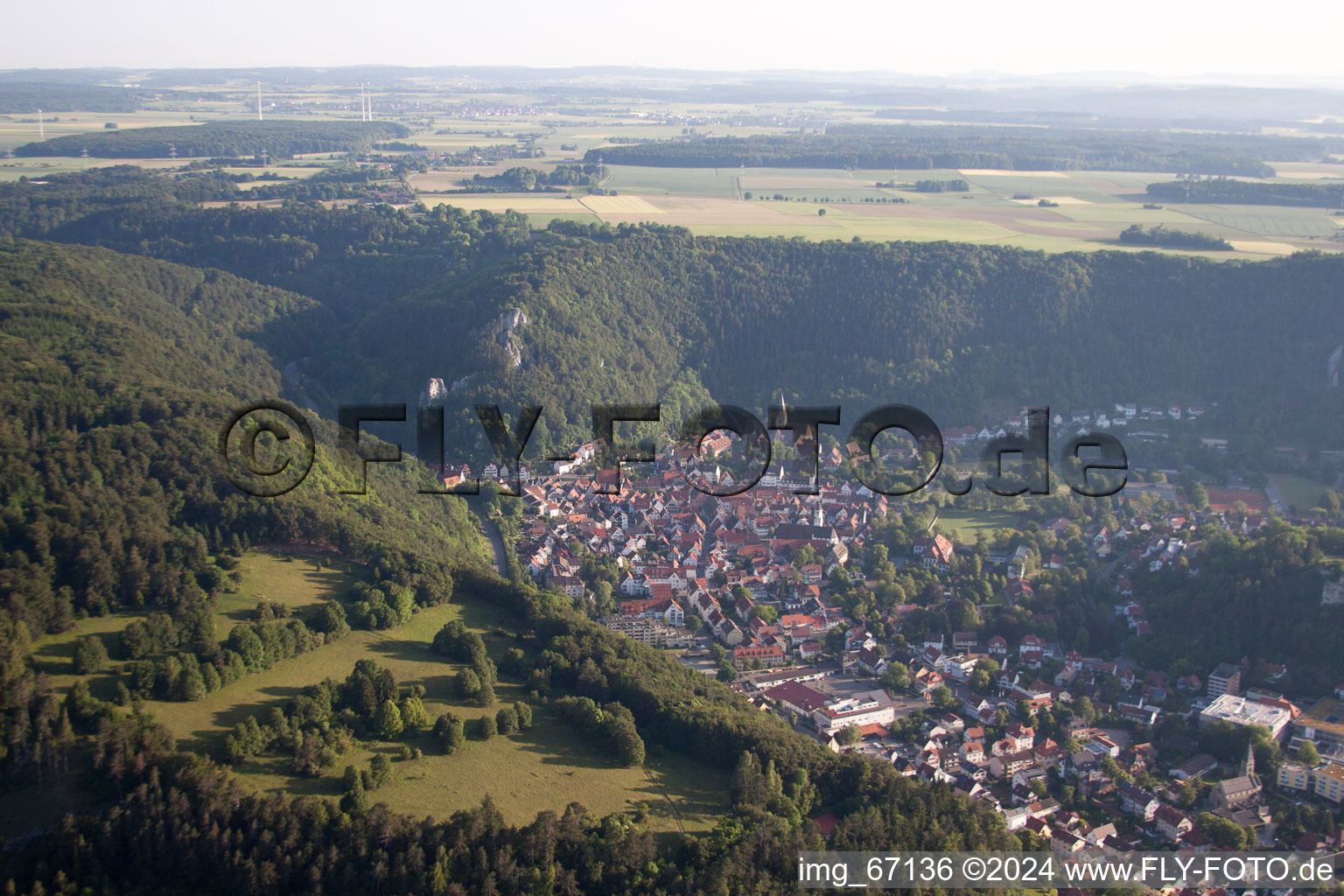 Luftbild von Ortsansicht der Straßen und Häuser der Wohngebiete im Ortsteil Gerhausen in Blaubeuren im Bundesland Baden-Württemberg, Deutschland