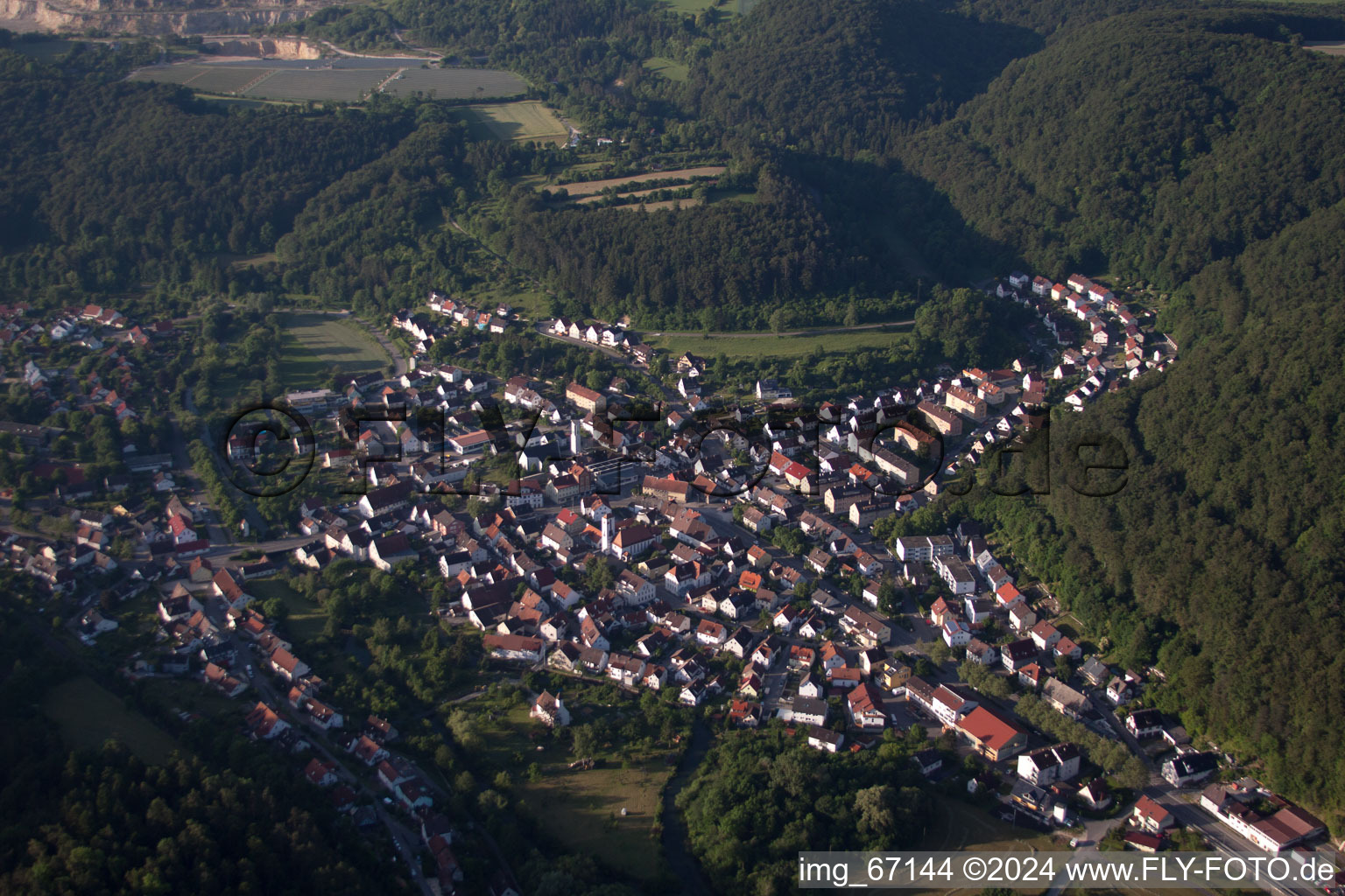 Ortsansicht der Straßen und Häuser der Wohngebiete im Ortsteil Gerhausen in Blaubeuren im Bundesland Baden-Württemberg, Deutschland von oben