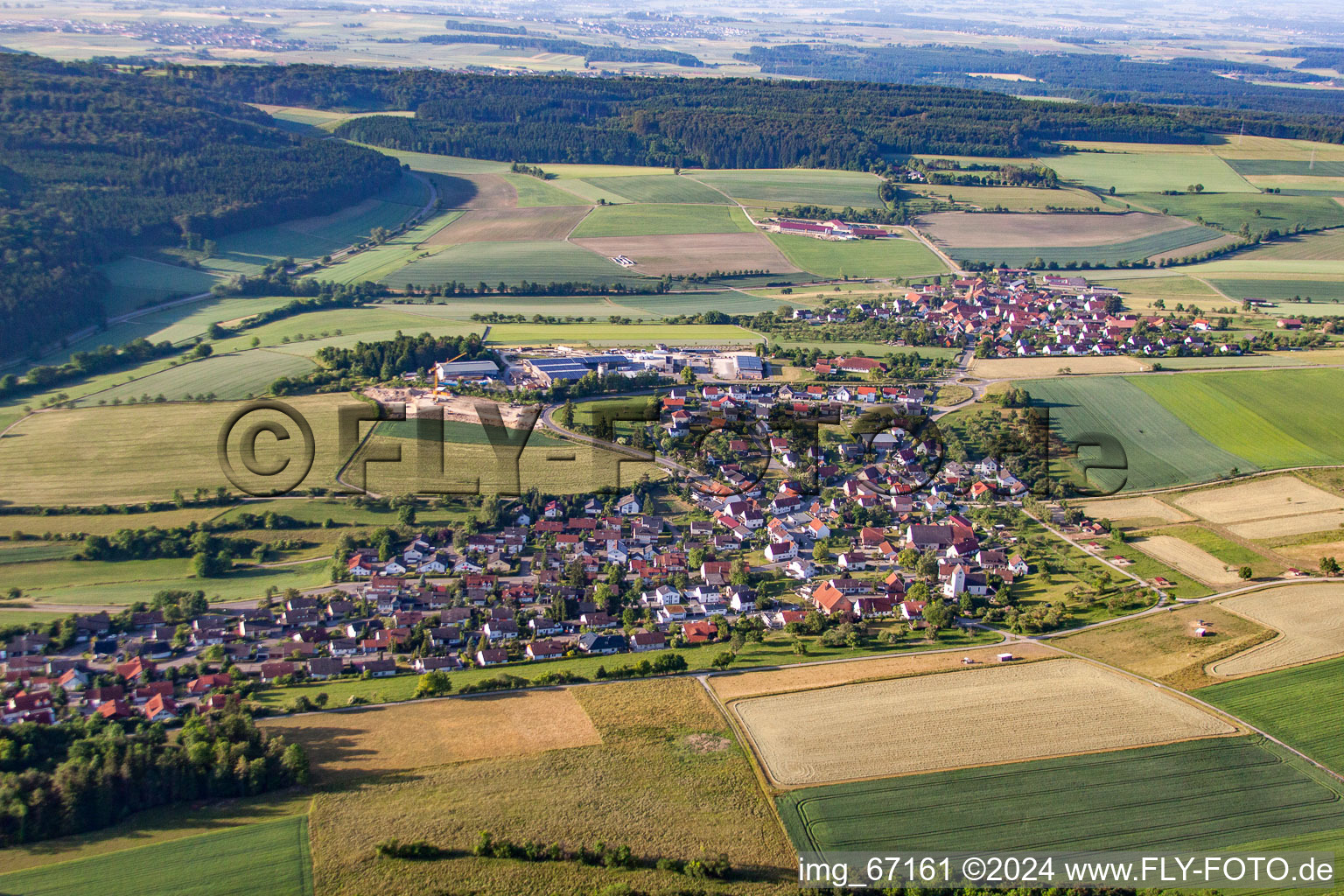 Ortsansicht der Straßen und Häuser der Wohngebiete im Ortsteil Dietingen in Blaustein im Bundesland Baden-Württemberg, Deutschland