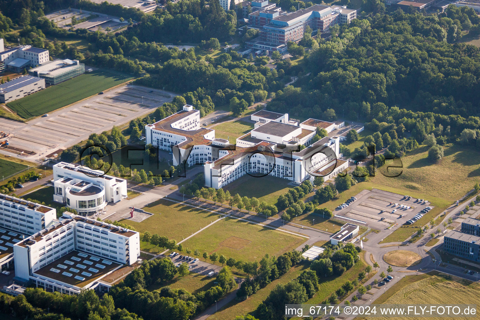 Luftbild von Gebäudekomplex des Institut Daimler TSS GmbH in Ulm im Bundesland Baden-Württemberg, Deutschland