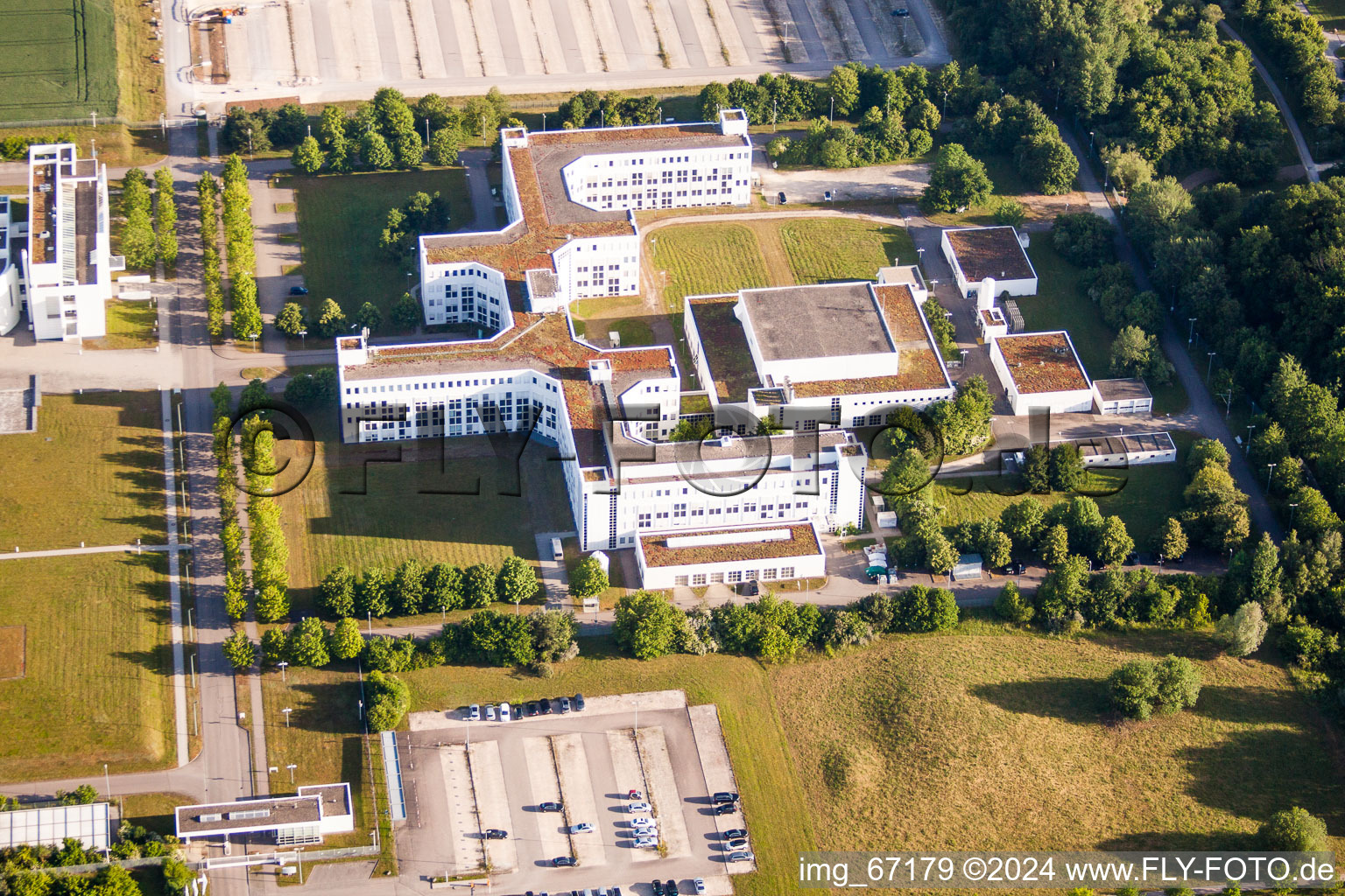 Luftaufnahme von Gebäudekomplex des Institut Daimler TSS GmbH in Ulm im Bundesland Baden-Württemberg, Deutschland