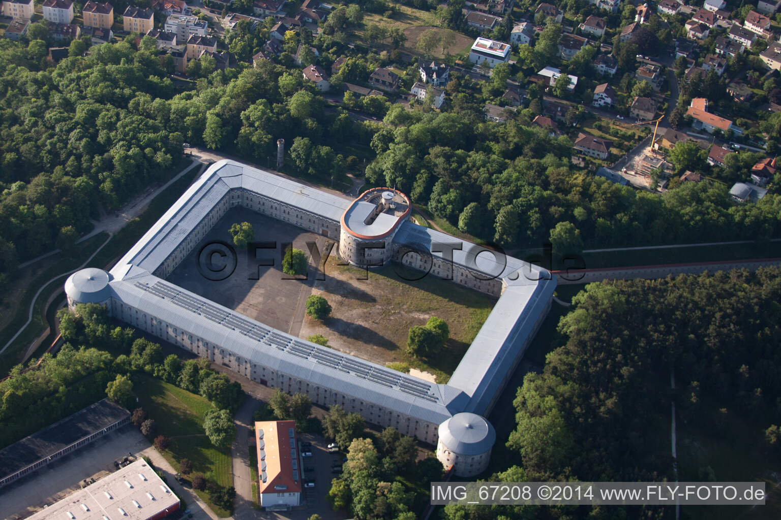 Luftaufnahme von Burganlage der Veste Wilhelmsburg (Werk XII) in Ulm im Bundesland Baden-Württemberg, Deutschland