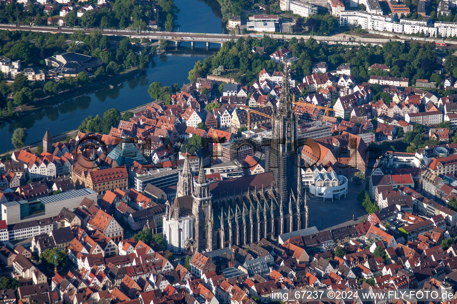 Luftbild von Kirchengebäude der Kathedrale Ulmer Münster am Münsterplatz in Ulm im Bundesland Baden-Württemberg, Deutschland