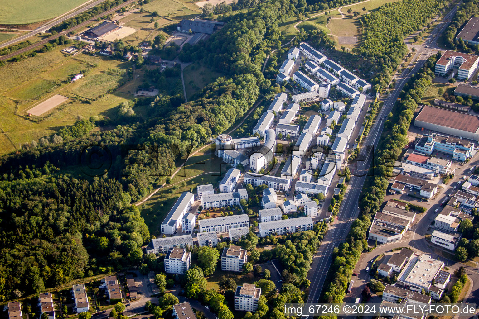 Luftbild von Wohngebiet der Mehrfamilienhaussiedlung Eichberg in Ulm im Bundesland Baden-Württemberg, Deutschland