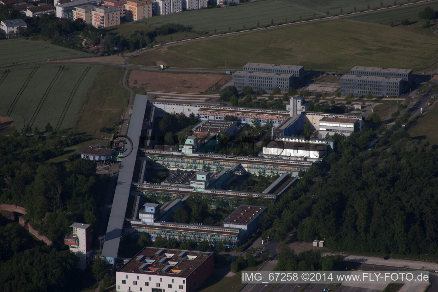 Campus- Gebäude der Universität Ulm mit Institut für Elektronische Bauelemente und Schaltungen in Ulm im Bundesland Baden-Württemberg, Deutschland