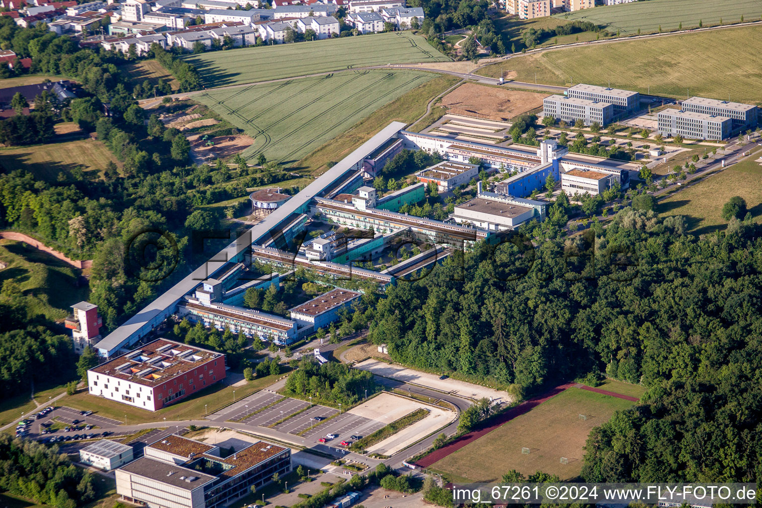 Schrägluftbild von Campus- Gebäude der Universität Ulm mit Institut für Elektronische Bauelemente und Schaltungen in Ulm im Bundesland Baden-Württemberg, Deutschland