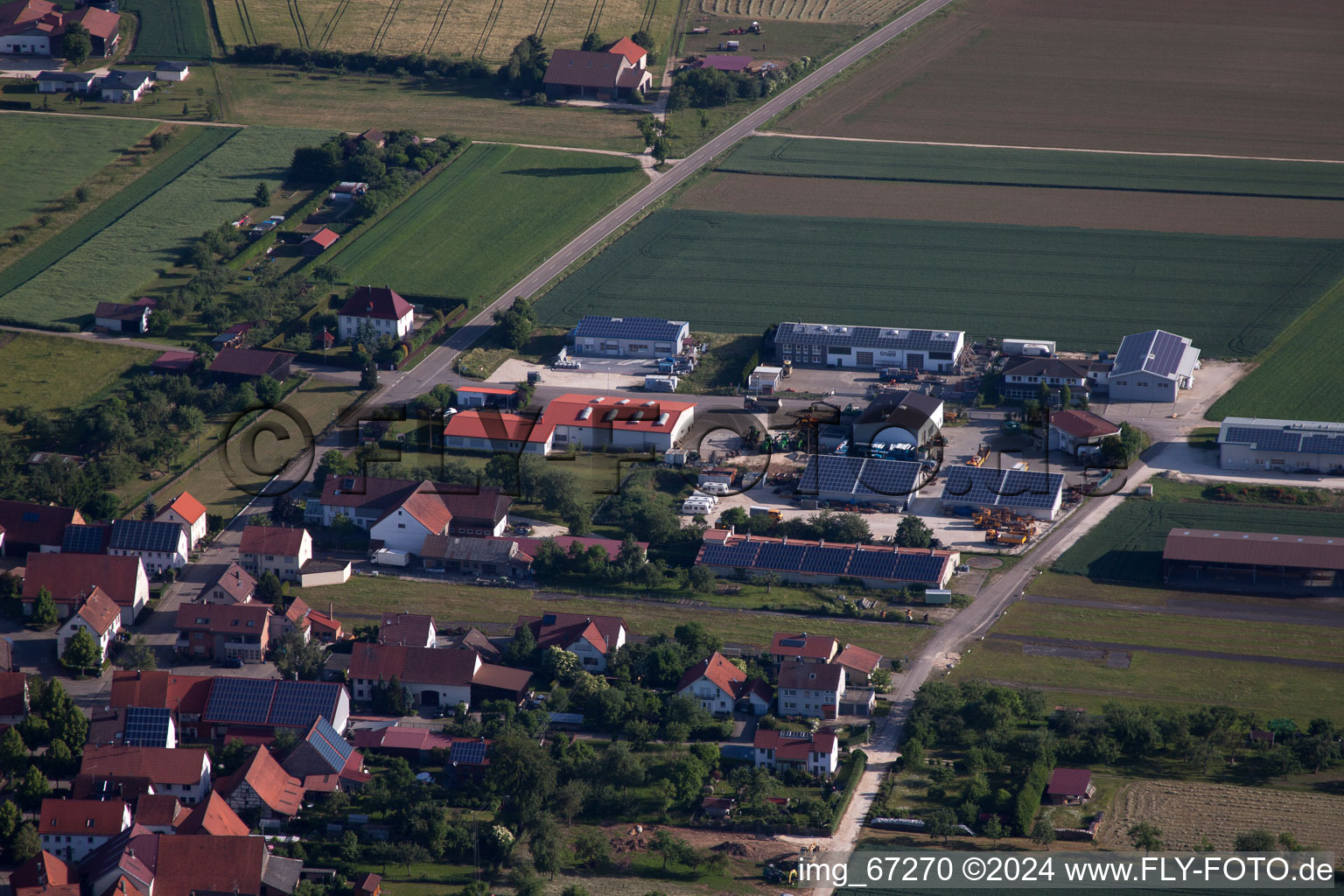 Ortsansicht der Straßen und Häuser der Wohngebiete im Ortsteil Asch in Blaubeuren im Bundesland Baden-Württemberg, Deutschland