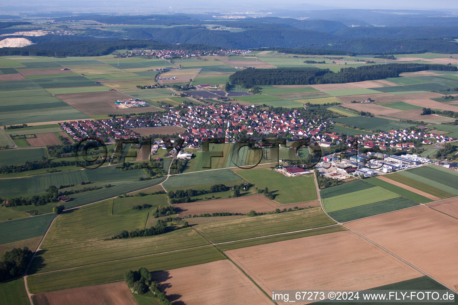 Luftbild von Ortsansicht der Straßen und Häuser der Wohngebiete im Ortsteil Asch in Blaubeuren im Bundesland Baden-Württemberg, Deutschland