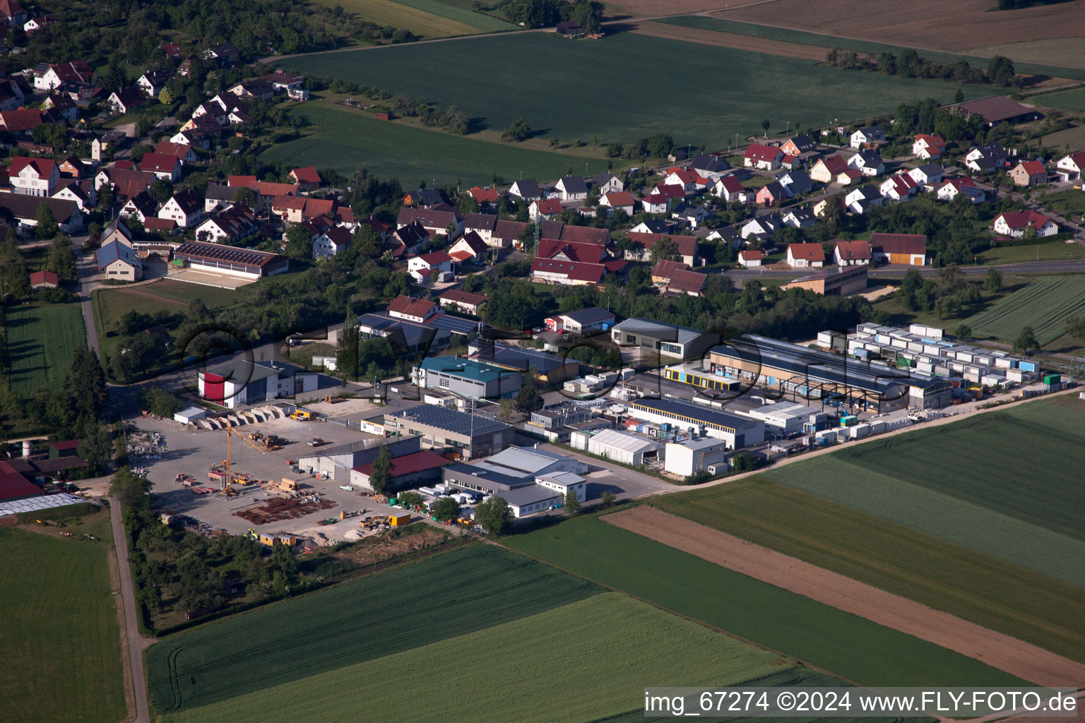 Luftaufnahme von Ortsansicht der Straßen und Häuser der Wohngebiete im Ortsteil Asch in Blaubeuren im Bundesland Baden-Württemberg, Deutschland