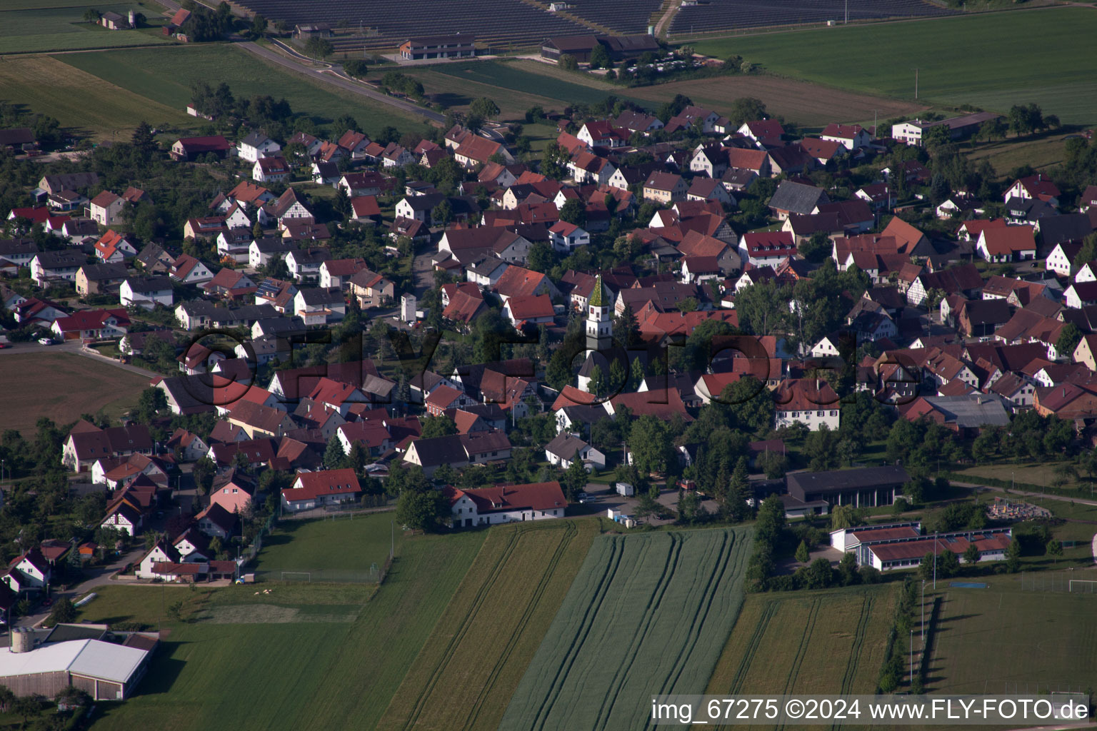 Schrägluftbild von Ortsansicht der Straßen und Häuser der Wohngebiete im Ortsteil Asch in Blaubeuren im Bundesland Baden-Württemberg, Deutschland