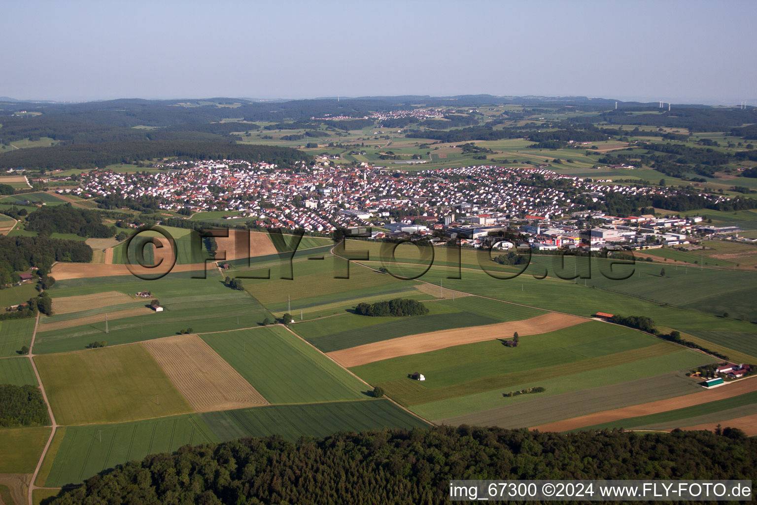 Dorf - Ansicht am Rande von landwirtschaftlichen Feldern und Nutzflächen in Laichingen im Bundesland Baden-Württemberg, Deutschland