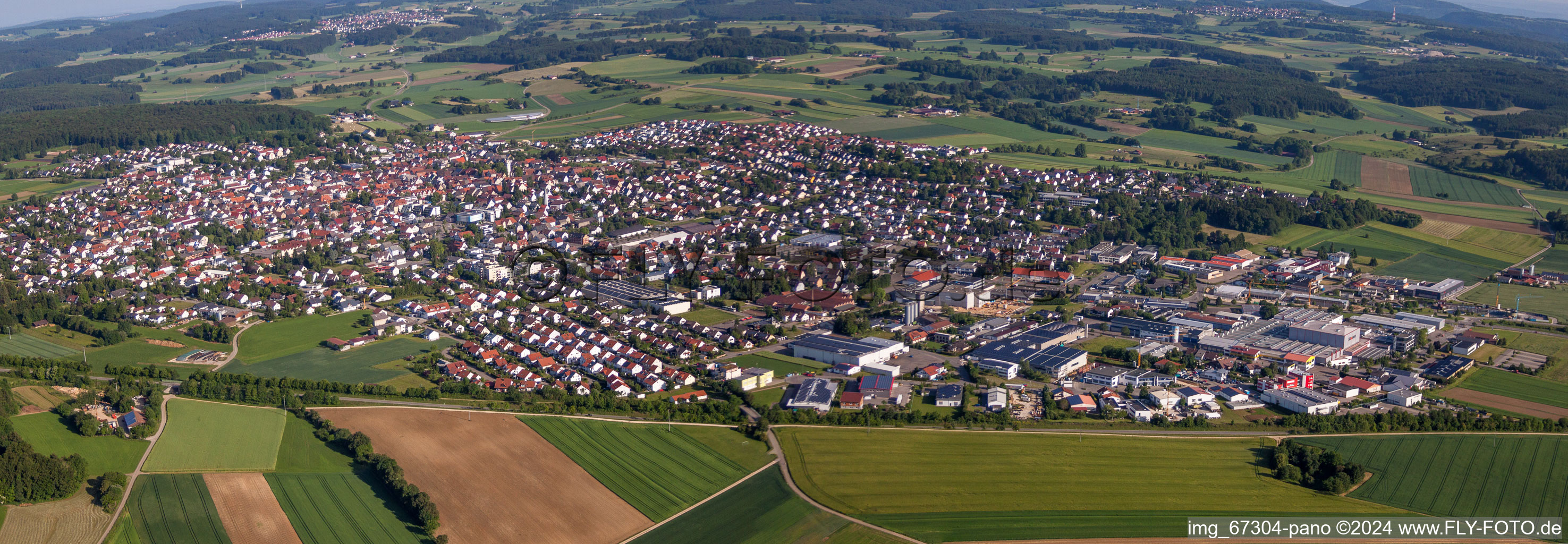 Panorama Perspektive Dorf - Ansicht am Rande von landwirtschaftlichen Feldern und Nutzflächen in Laichingen im Bundesland Baden-Württemberg, Deutschland
