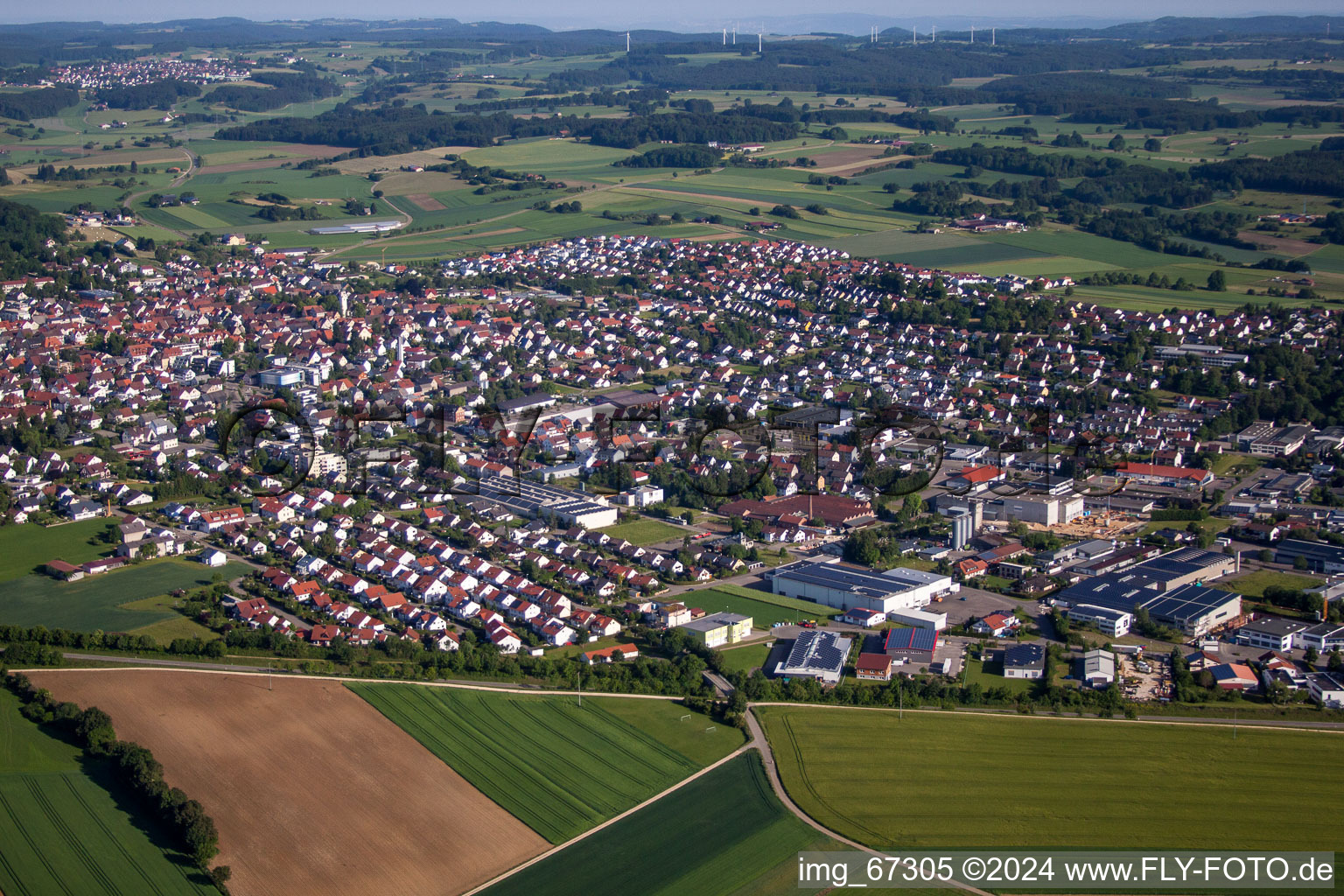 Luftbild von Dorf - Ansicht am Rande von landwirtschaftlichen Feldern und Nutzflächen in Laichingen im Bundesland Baden-Württemberg, Deutschland