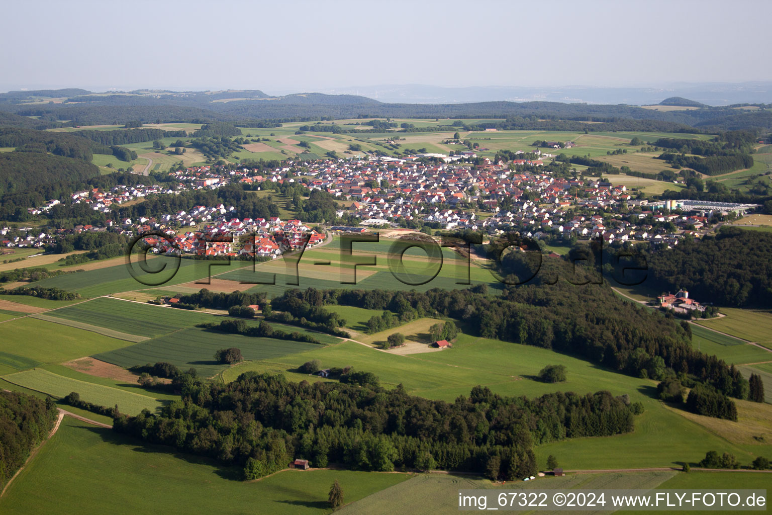 Dorf - Ansicht am Rande von landwirtschaftlichen Feldern und Nutzflächen im Ortsteil Feldstetten in Laichingen im Bundesland Baden-Württemberg, Deutschland