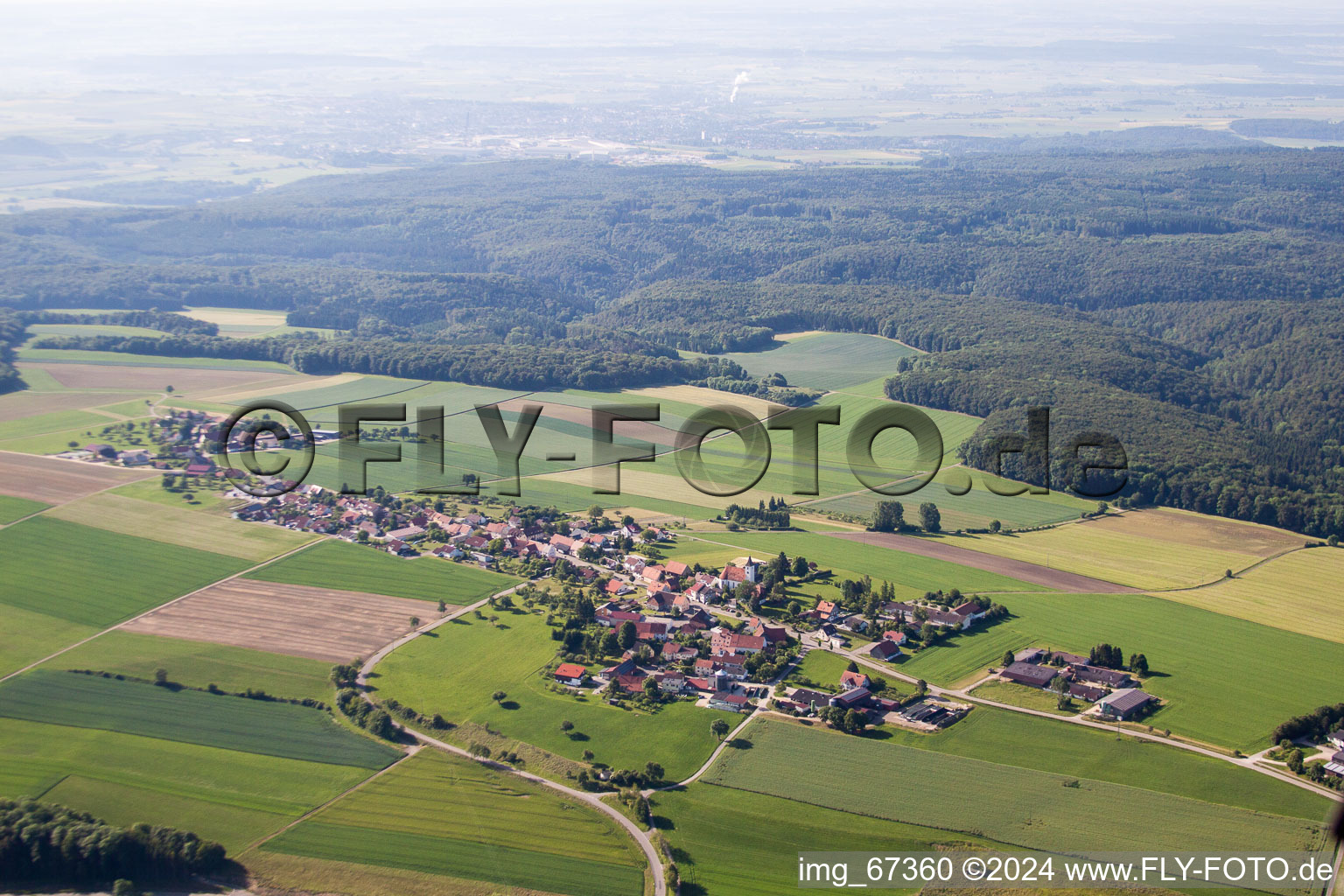 Dorf - Ansicht am Rande von landwirtschaftlichen Feldern und Nutzflächen in Allmendingen im Bundesland Baden-Württemberg, Deutschland