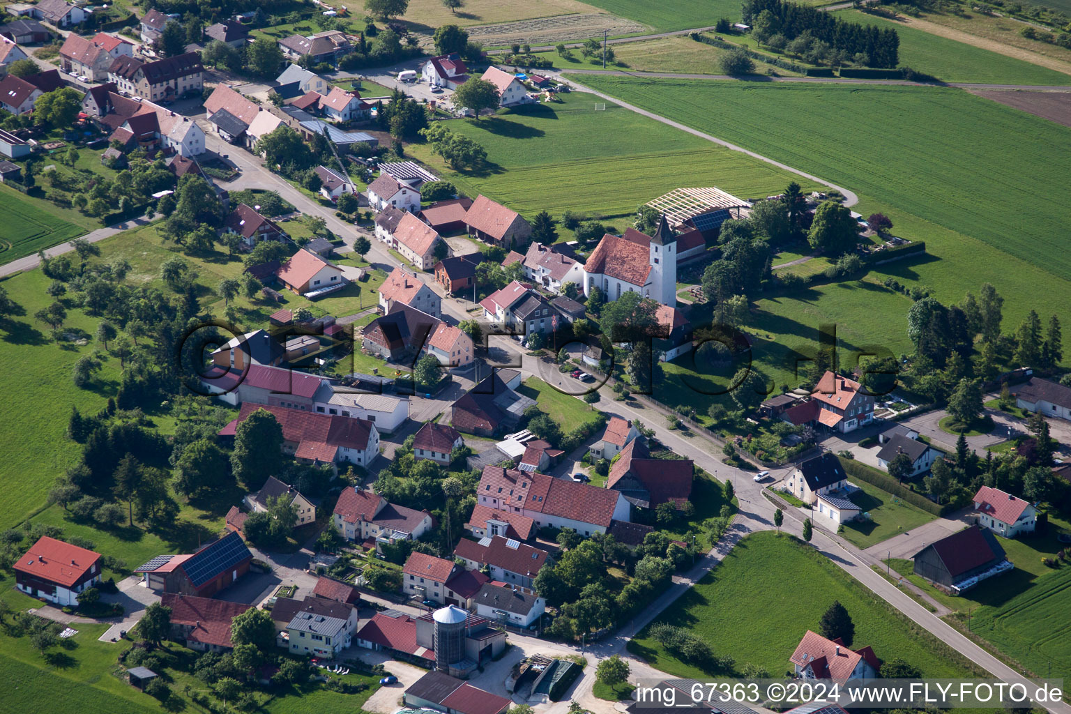 Luftbild von Dorf - Ansicht am Rande von landwirtschaftlichen Feldern und Nutzflächen in Allmendingen im Bundesland Baden-Württemberg, Deutschland