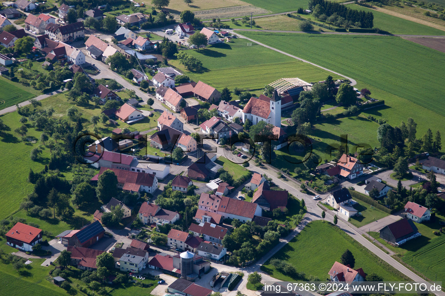 Luftbild von Dorf - Ansicht am Rande von landwirtschaftlichen Feldern und Nutzflächen in Allmendingen im Ortsteil Grötzingen im Bundesland Baden-Württemberg, Deutschland