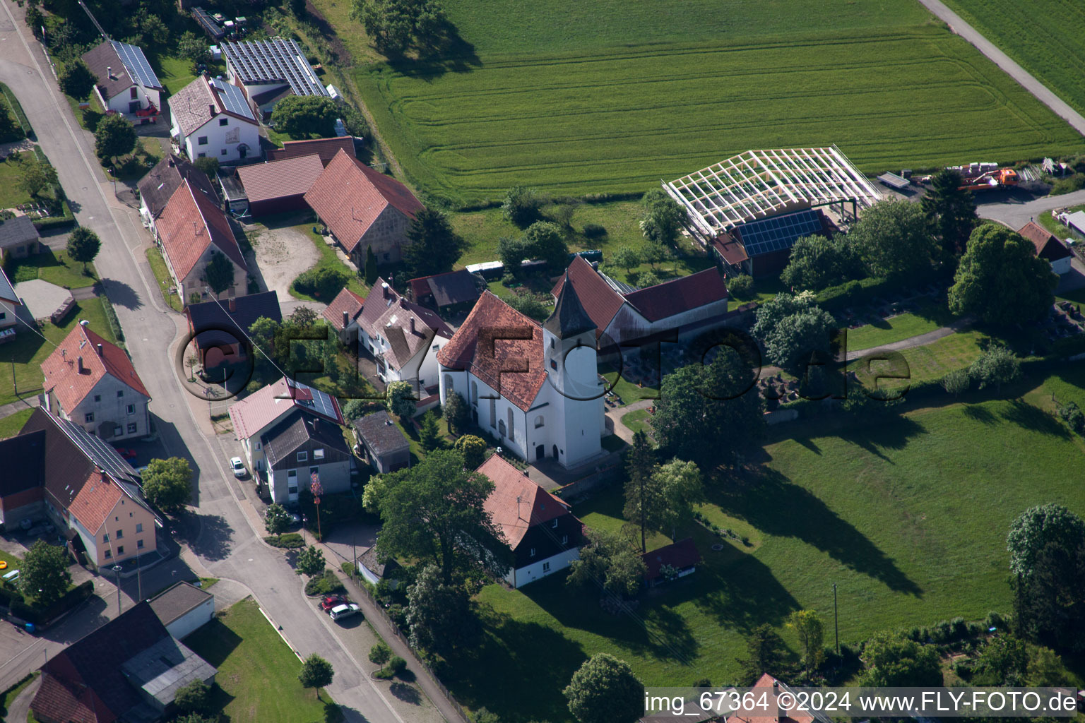 Luftaufnahme von Dorf - Ansicht am Rande von landwirtschaftlichen Feldern und Nutzflächen in Allmendingen im Bundesland Baden-Württemberg, Deutschland