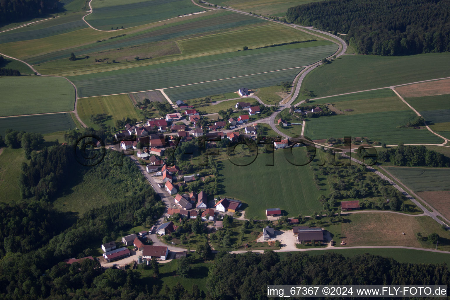 Dorf - Ansicht am Rande von landwirtschaftlichen Feldern und Nutzflächen in Briel in Ehingen (Donau) im Bundesland Baden-Württemberg, Deutschland