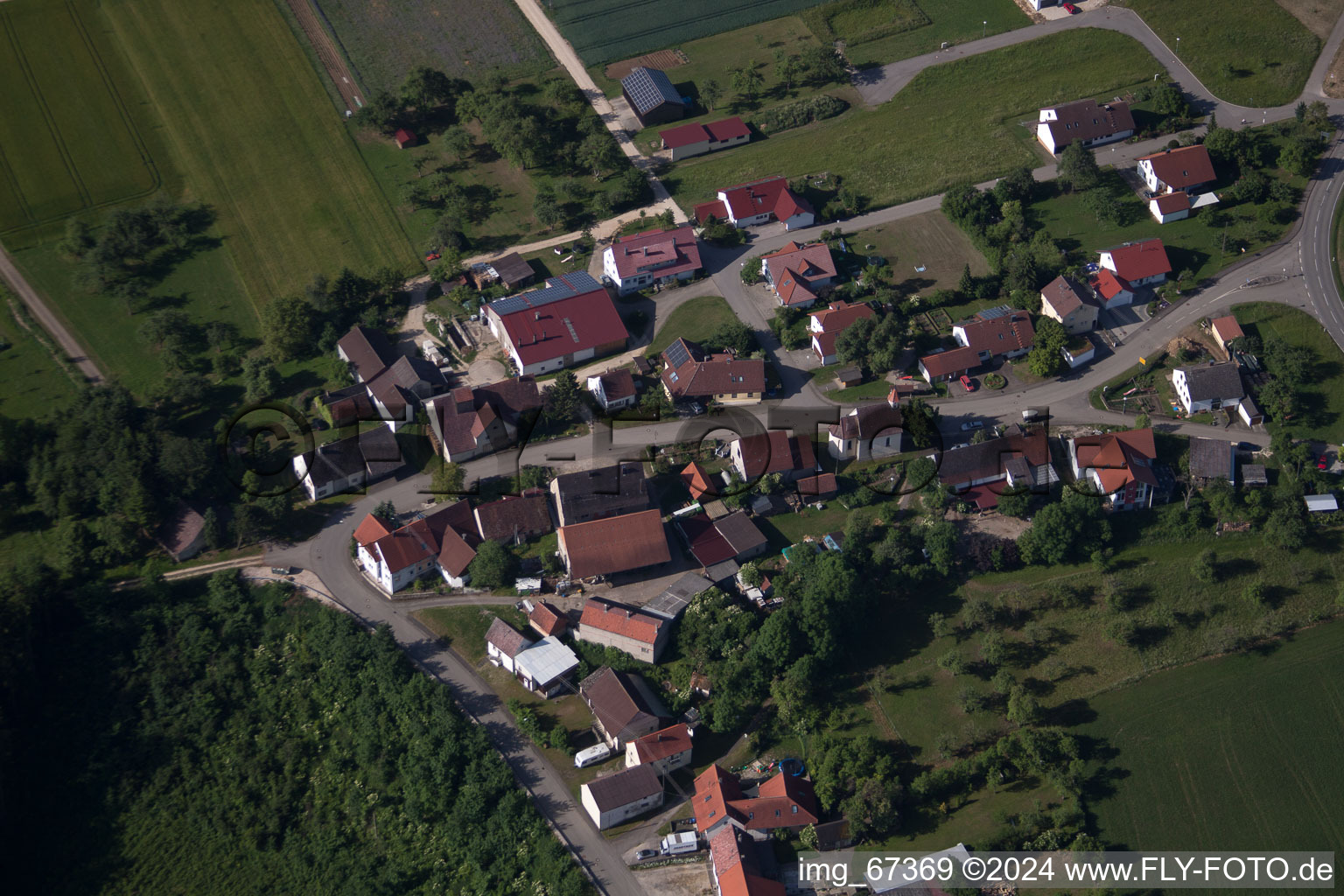 Luftbild von Dorf - Ansicht am Rande von landwirtschaftlichen Feldern und Nutzflächen in Briel in Ehingen (Donau) im Bundesland Baden-Württemberg, Deutschland