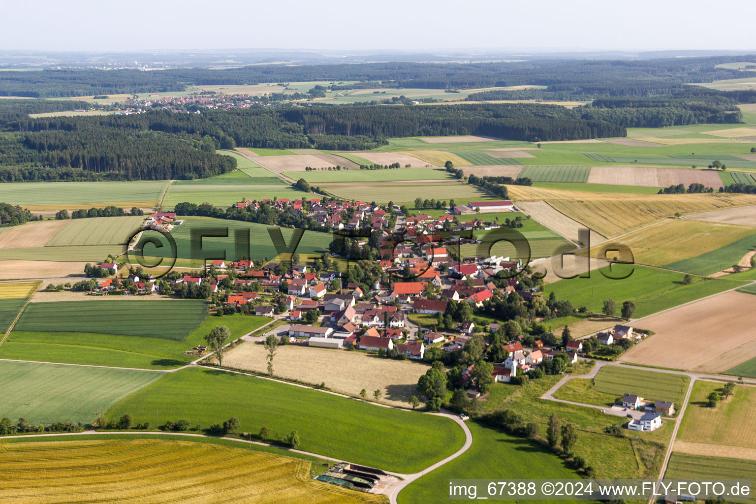 Dorf - Ansicht am Rande von landwirtschaftlichen Feldern und Nutzflächen im Ortsteil Moosbeuren in Oberstadion im Bundesland Baden-Württemberg, Deutschland