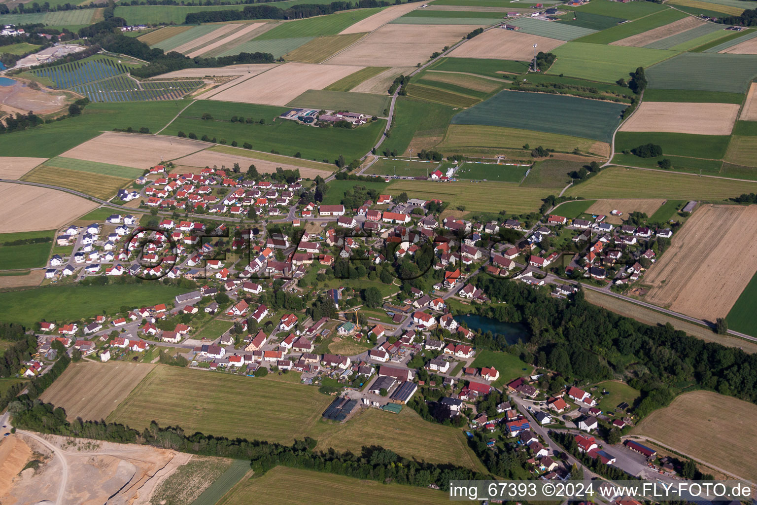 Dorf - Ansicht am Rande von landwirtschaftlichen Feldern und Nutzflächen in Alberweiler im Bundesland Baden-Württemberg, Deutschland